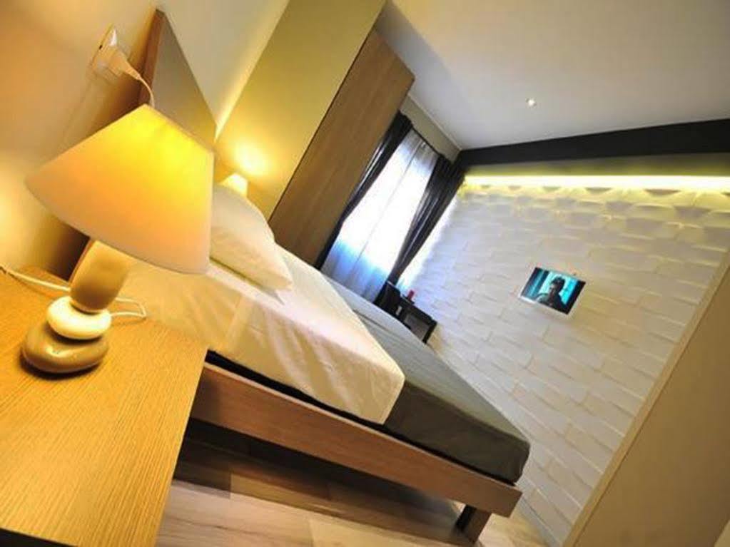 Living 2* Rom